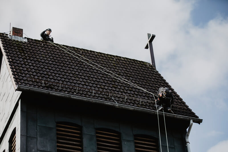 Industriekletterer auf Kirchendach