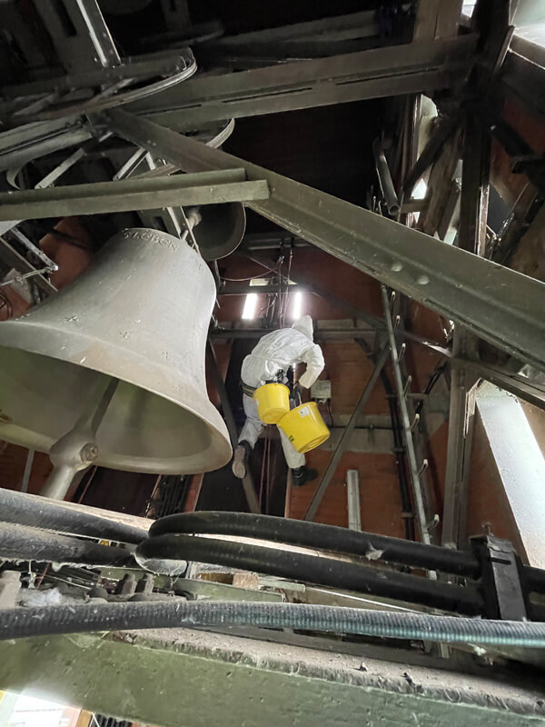 Reinigung im Glockenturm einer Kirche durch Industriekletterer